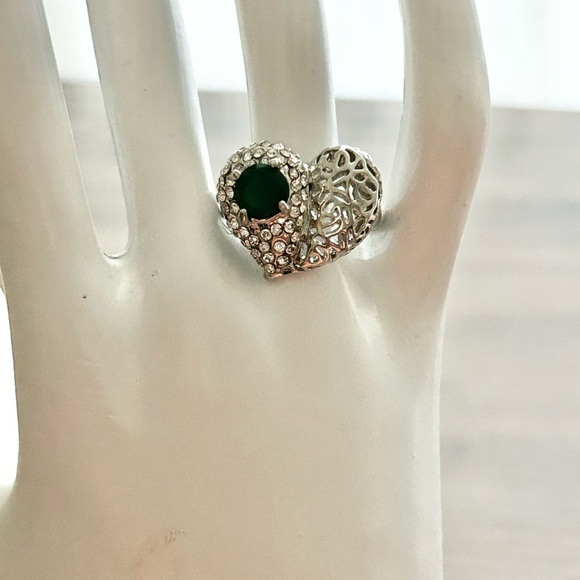 Emerald Green Crystal Silver Heart Filigree Ring - Picture 3 of 7